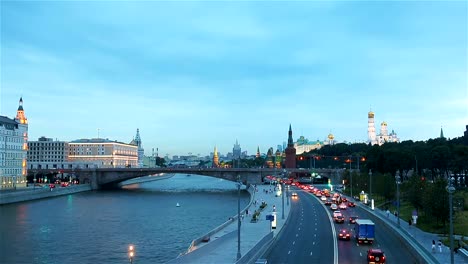 Panoramablick-auf-Moskau-Wahrzeichen-während-des-Sonnenuntergangs-vom-Zarjadje-Park