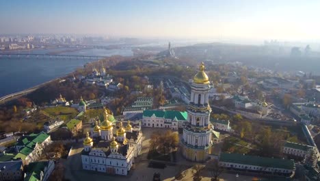 Vista-aérea,-superior-de-Drone:-Kiev,-Ucrania.-Monasterio-de-Lavra-Pechersk.