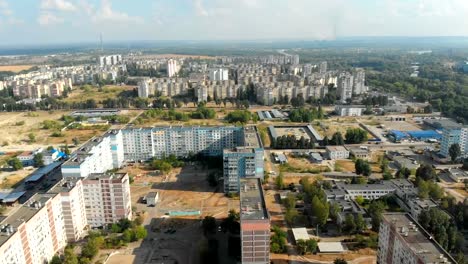 Luftaufnahme-von-mehrstöckigen-Wohngebäuden-in-der-Stadt