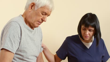 Entrenamiento-en-marcha-paciente-ancianos-con-fisioterapeuta