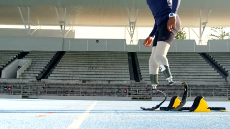 Discapacitados-atletismo-preparándose-para-la-carrera-de-4k