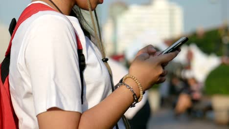 Jóvenes-mujeres-asiáticas-usando-chat-móvil-en-línea.-Mujer-con-smartphone-busca-a-turismo-redes-sociales.