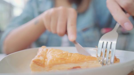 Negocio-freelance-mujer-asiática-comer-pan-y-beber-una-taza-caliente-de-café-sentado-en-la-mesa-de-café.-Mujer-hermosa-inteligente-vida-relajarse-en-conceptos-de-cafetería.