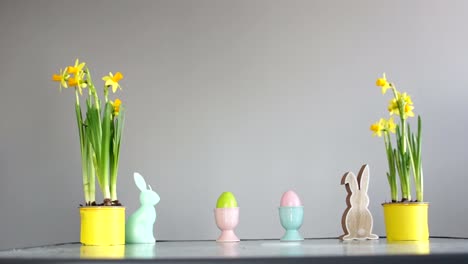 Niño-roba-un-huevo-de-Pascua,-travesuras-infantiles.-Niño-lindo-rizado-cerca-de-la-mesa-con-una-decoración-de-Pascua.-Tradiciones-de-semana-Santa