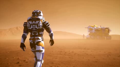 Der-Astronaut-geht-auf-der-Oberfläche-des-Mars-zum-Rover,-durch-einen-Staubsturm.-Panoramalandschaft-auf-der-Oberfläche-des-Mars.-Realistische-filmische-Animation.