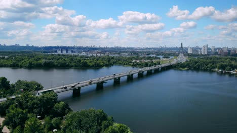 vista-aérea-en-Kiev-rodeado-de-agua-y-verde