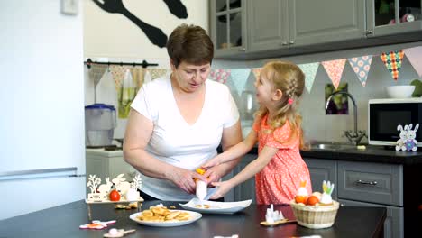 Niña-y-abuela-divirtiéndose-mientras-cocina