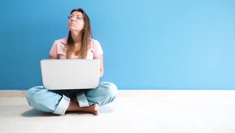 Las-mujeres-que-trabajan-con-Laptop