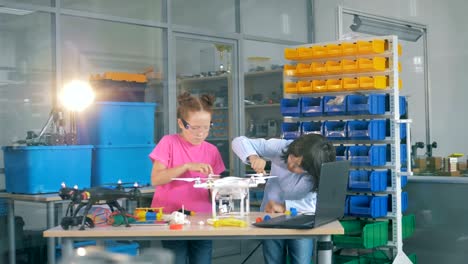 Children-repairing-drone-model-in-modern-technology-school-class.-4K.