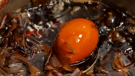 Painted-eggs-at-Easter.-Painting-Easter-eggs-in-onion.