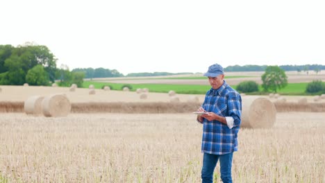 Moderne-Landwirtschaft.-Die-Liebe-zur-Landwirtschaft.-Landwirt-mit-digitalem-Tablet-bei-der-Prüfung-von-Bauernhof