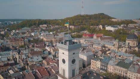 Ciudad-aérea-de-Lviv,-Ucrania.-Ciudad-Europea.-Zonas-populares-de-la-ciudad.-Ayuntamiento