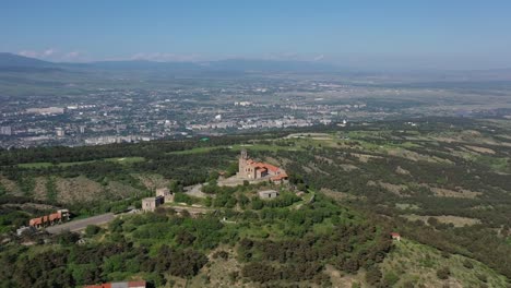 Flug-rund-um-das-Kloster-Shavnabada-in-Tiflis.-Luftaufnahme.