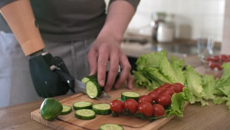 Hombre-discapacitado-con-prótesis-biónica-cortando-verduras