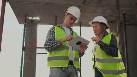 Ingenieure-oder-Architekten-diskutieren-auf-der-Baustelle-über-den-Bebauungsplan.-contre-jour.-Ingenieure-oder-Architekten-diskutieren.