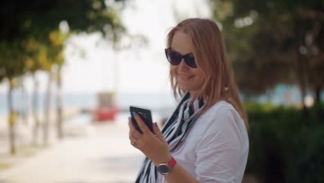 Frau-macht-Selfie-beim-Gehen-mit-Baby-im-Freien