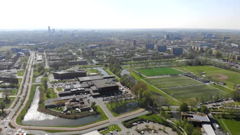 Über-die-Stadt-Leeuwarden-fliegen.-Stadtansicht-von-Drohne