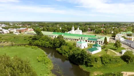 Vista-panorámica-de-la-iglesia-blanca-en-Suzdal,-Rusia