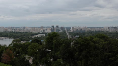 Blick-auf-den-Dnjepr-und-die-Stadt-Kiew.