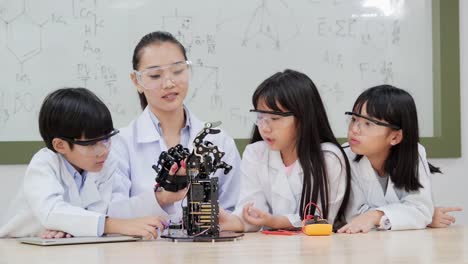 Group-of-Student-and-Teacher-in-robot-class.