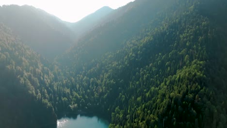 Lago-de-montaña-con-agua-turquesa-y-árbol-verde