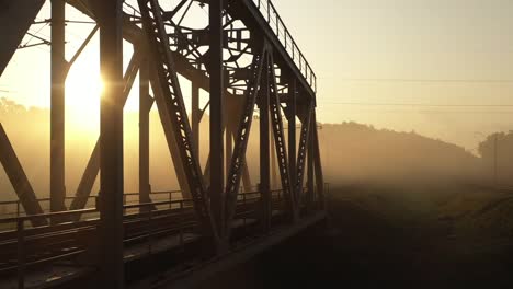 Puente-ferroviario-de-hierro-al-amanecer-en-la-niebla