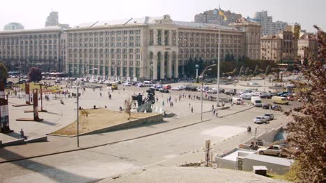 Vista-de-lapso-de-tiempo-de-Majdan-Nezalezhnosti-en-un-día-soleado-de-otoño.