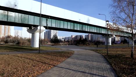 Metro-sobreelse-doleito-sobre-el-parque