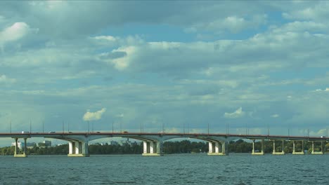 Automobilbrücke-über-den-Fluss