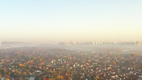 4k-Niebla-de-la-mañana-al-amanecer-en-Kiev.-Distrito-de-Osorky.-Colores-pastel