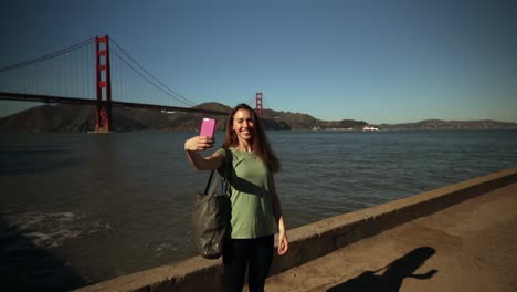 Frau-macht-Selfie-mit-Golden-Gate-Bridge