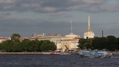 Zeitraffer-der-Admiralität-und-Der-Newa-im-Sommer---St.-Petersburg,-Russland