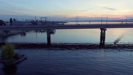 Autos-auf-der-Brücke-bei-Sonnenuntergang