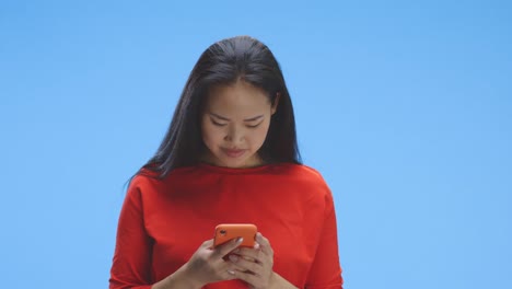 Young-woman-chatting-on-smartphone