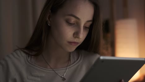 Teen-Mädchen-mit-digitalen-Tablet-in-der-Nacht