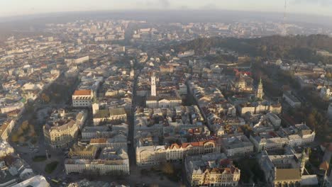 vuelo-por-encima-de-los-tejados-al-atardecer.-antigua-ciudad-europea.-Ucrania-Lviv