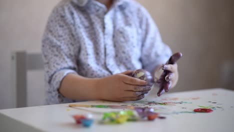 Un-niño-de-salyil-la-cáscara-de-un-huevo-de-Pascua-pintado.