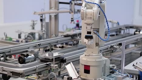 Industry-4.0-smart-factory-concept;-robot-arm-pick-product-from-automated-car-and-place-to-station-to-be-assembly.