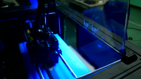 3D-Drucker-für-Druckermodell.-Arbeiten-im-Labor,-3D-Drucktechnologie,-Qualität-UHD-Videomaterial