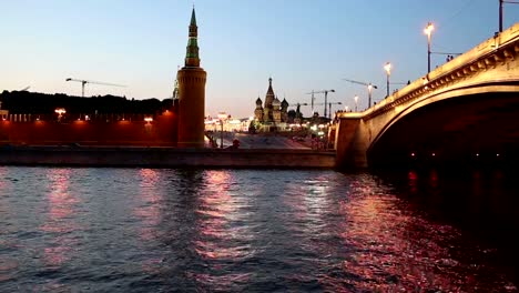 Río-de-Moskva-y-el-Kremlin-(de-noche),-Moscú,-Rusia