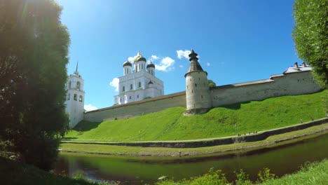 Kremlin-de-Pskov-en-verano