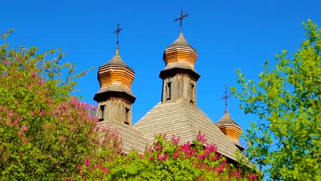 Holzkuppeln-von-orthodoxen-Kirchen-mit-Kreuzen-Nahaufnahme