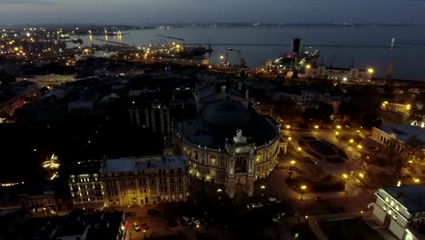 Vista-aérea-nocturna-de-la-casa-de-la-ópera-de-Odessa-en-Ucrania