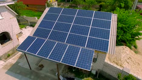 casas-rurales-con-paneles-solares-en-un-tejado