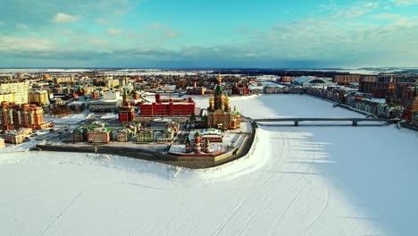 Luftaufnahme-des-Yoshkar-Ola-Skyline-bei-sonnigen-Wintertag.-Flug-über-die-Stadt