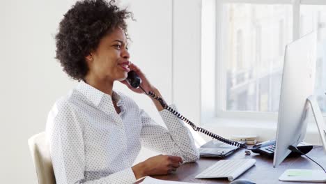 Joven-mujer-negra-en-el-teléfono-en-una-oficina,-de-cerca