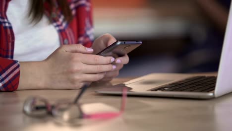 Fröhliches-Mädchen-Blättern-Seiten-auf-Handy,-Kaffeepause-am-Arbeitsplatz,-soziale-Netzwerke