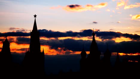 Timelapse-de-la-hermosa-puesta-de-sol-en-el-centro-histórico-de-Moscú-cuadrado-rojo-y-silueta-de-la-torre-de-Kremlin