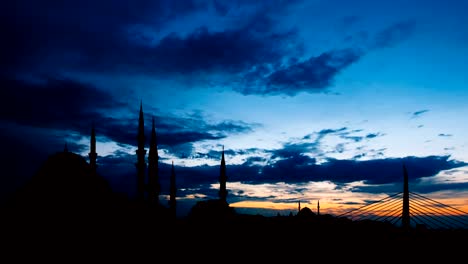 Timelapse-Blick-auf-Istanbul-Stadtbild-mit-berühmten-Süleymaniye-Moschee-bei-Sonnenuntergang