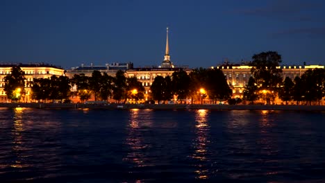 Edificios-iluminados-en-la-orilla-del-Neva-en-San-Petersburgo-de-noche